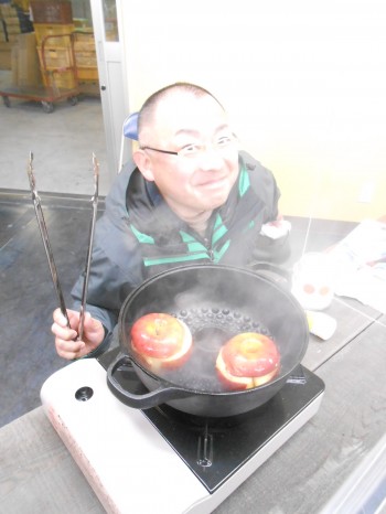 NHKおはよう日本で焼き芋鍋の取材に応じてくれた佐藤さん。焼きリンゴを作ってくれました。たっこうな強火で一気に焼き上げた！