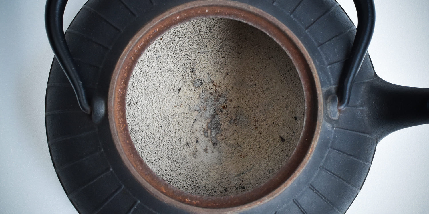 湯が美味しくなる立役者「湯垢」－育てて使う、鉄の湯沸かし道具の流儀