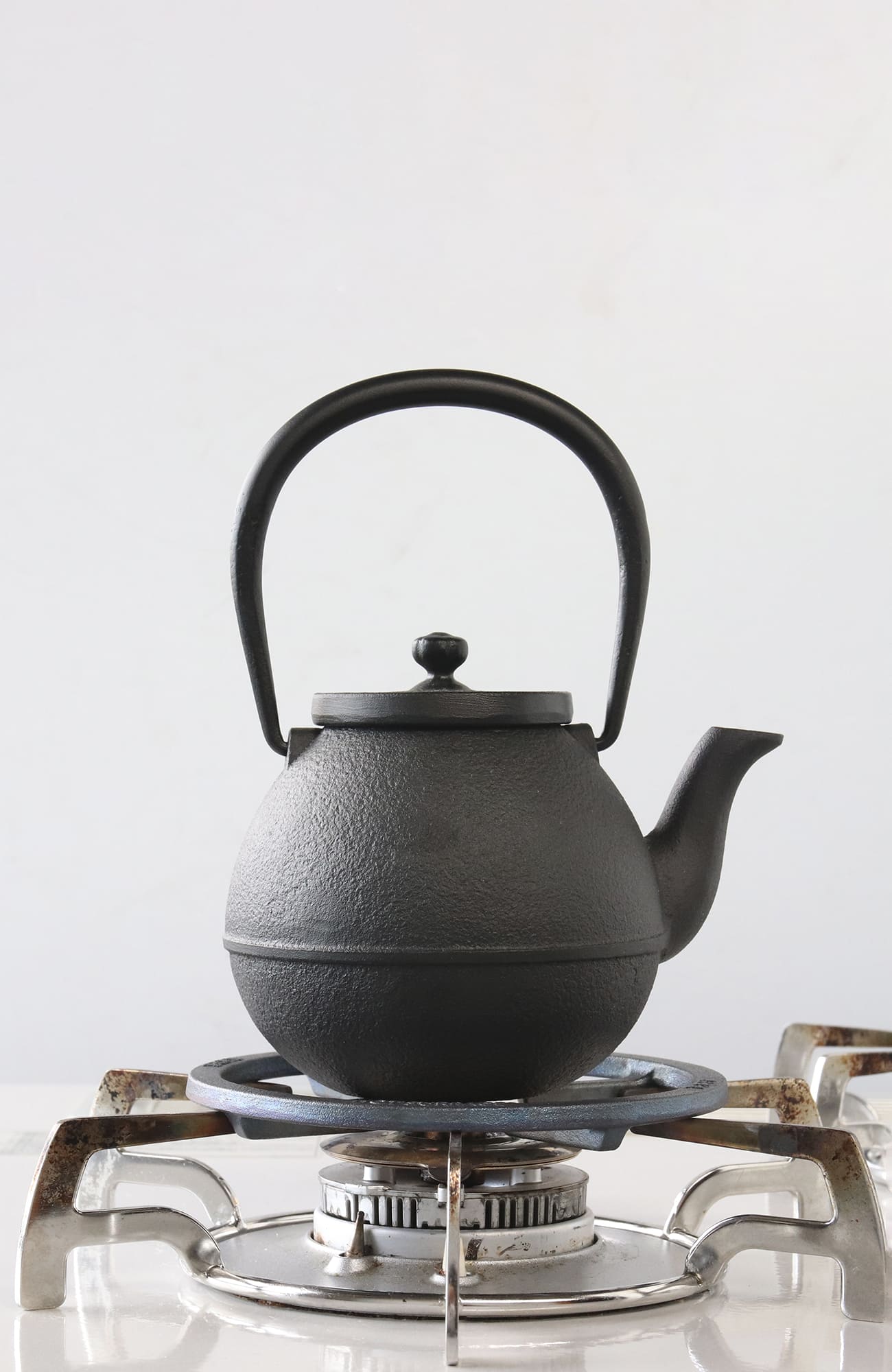 人気ブランドの 0.5L・丸形五徳 どんぐり 鉄瓶 13cmセット| 及源 南部鉄器の老舗 武具