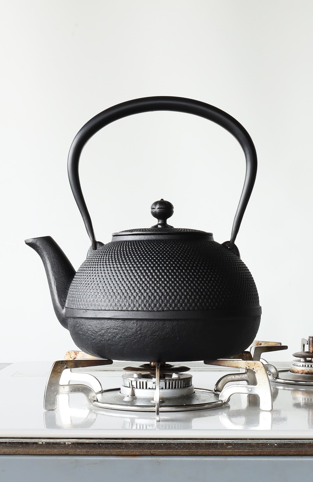 鉄瓶 三笠形アラレ 1.85L | 南部鉄器の老舗 及源鋳造 OIGEN 公式