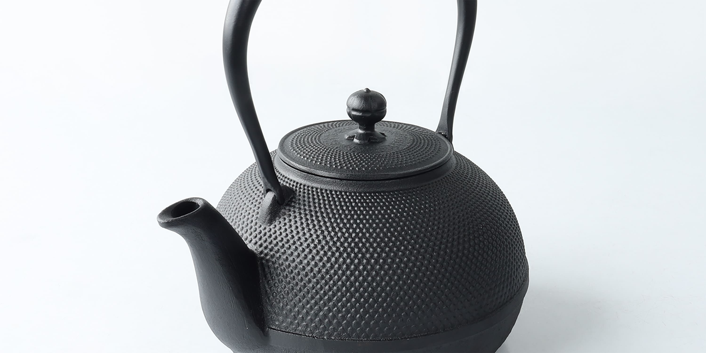 鉄瓶 三笠形アラレ 1.85L | 南部鉄器の老舗 及源鋳造 OIGEN 公式