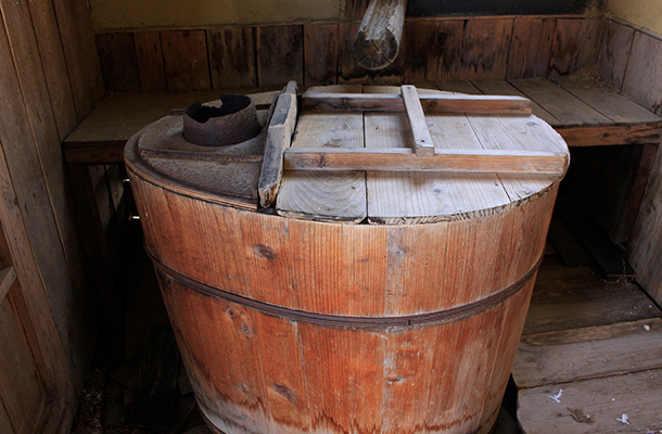 五右衛門風呂と鉄砲風呂 －昔なつかしいお風呂の鋳物－ | 鉄器の及源