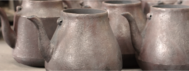 南部鉄瓶「びわ」と「つづみ」 | 鉄器の及源鋳造（おいげんちゅうぞう 