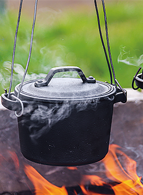 ダッチオーブンとクッカーの魅力を併せ持つ小さい鉄鍋