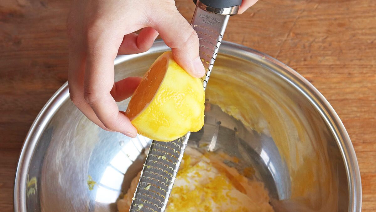 フライパンケーキ　レモンケーキ　レモンの皮を削る